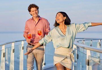 Un couple heureux sur un bateau de croisière de la compagnie Costa