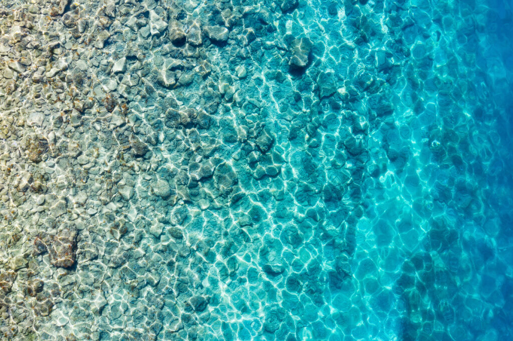 Mer Méditerranée. Vue aérienne sur l'eau et les rochers. Eau transparente. Vacances et aventure. Plage et eau bleue. Vue aérienne depuis un drone sur la plage et la mer bleue.