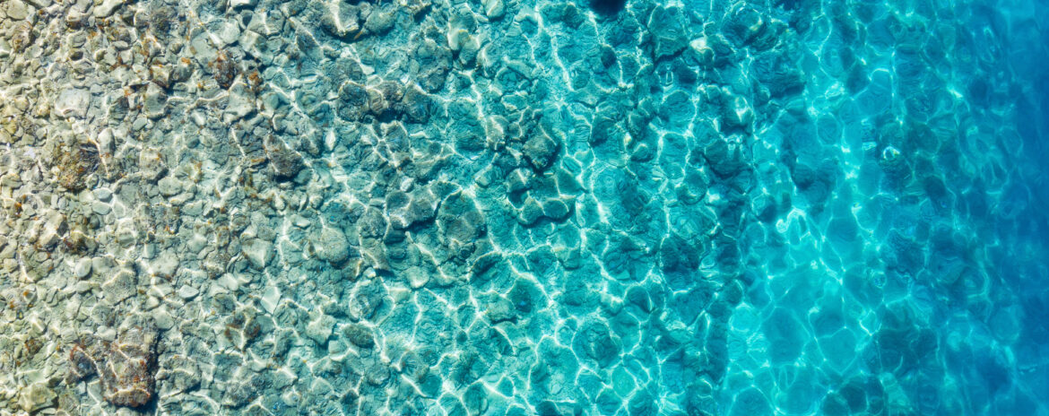 Mer Méditerranée. Vue aérienne sur l'eau et les rochers. Eau transparente. Vacances et aventure. Plage et eau bleue. Vue aérienne depuis un drone sur la plage et la mer bleue.