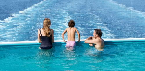 Une famille dans une piscine sur un bateau de croisière de la grande compagnie MSC Croisières