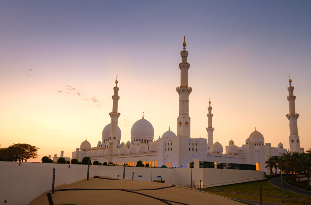 20 March 2023, La mosquée Sheikh Zayed à Abu Dhabi, capitale des Émirats arabes unis, est la plus grande du pays et la troisième plus grande au monde. Sa majesté est accentuée par une belle photo prise au coucher du soleil.